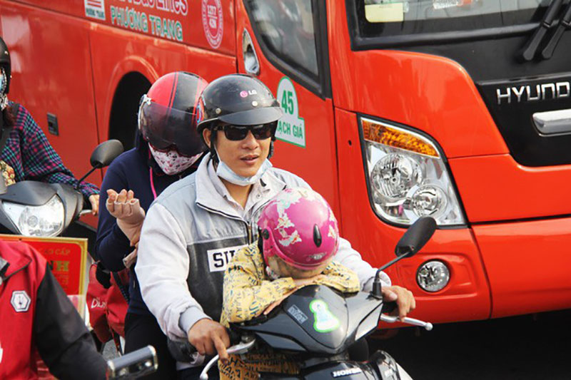 Ngày chủ nhật cuối cùng trong năm, người miền Tây ùn ùn về quê ăn Tết khiến Quốc lộ 1A kẹt cứng